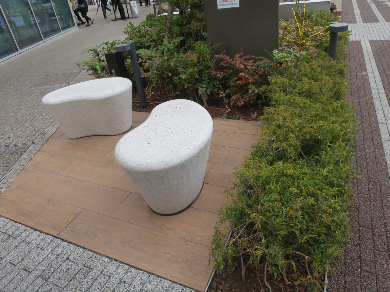武蔵小山ザモールの広場のベンチ