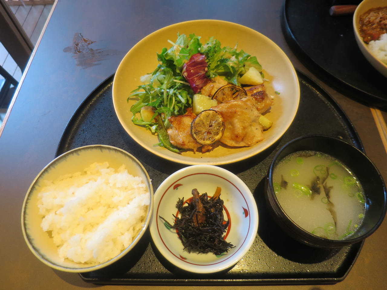 ヤオロズクラフトの若鶏のチキンプレート定食