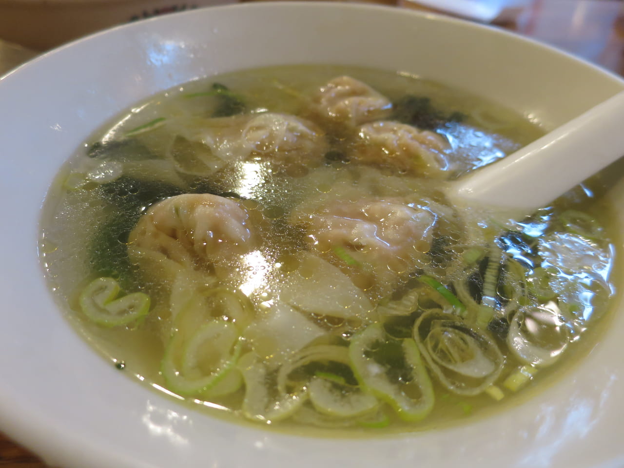 広州市場のわんたんスープ
