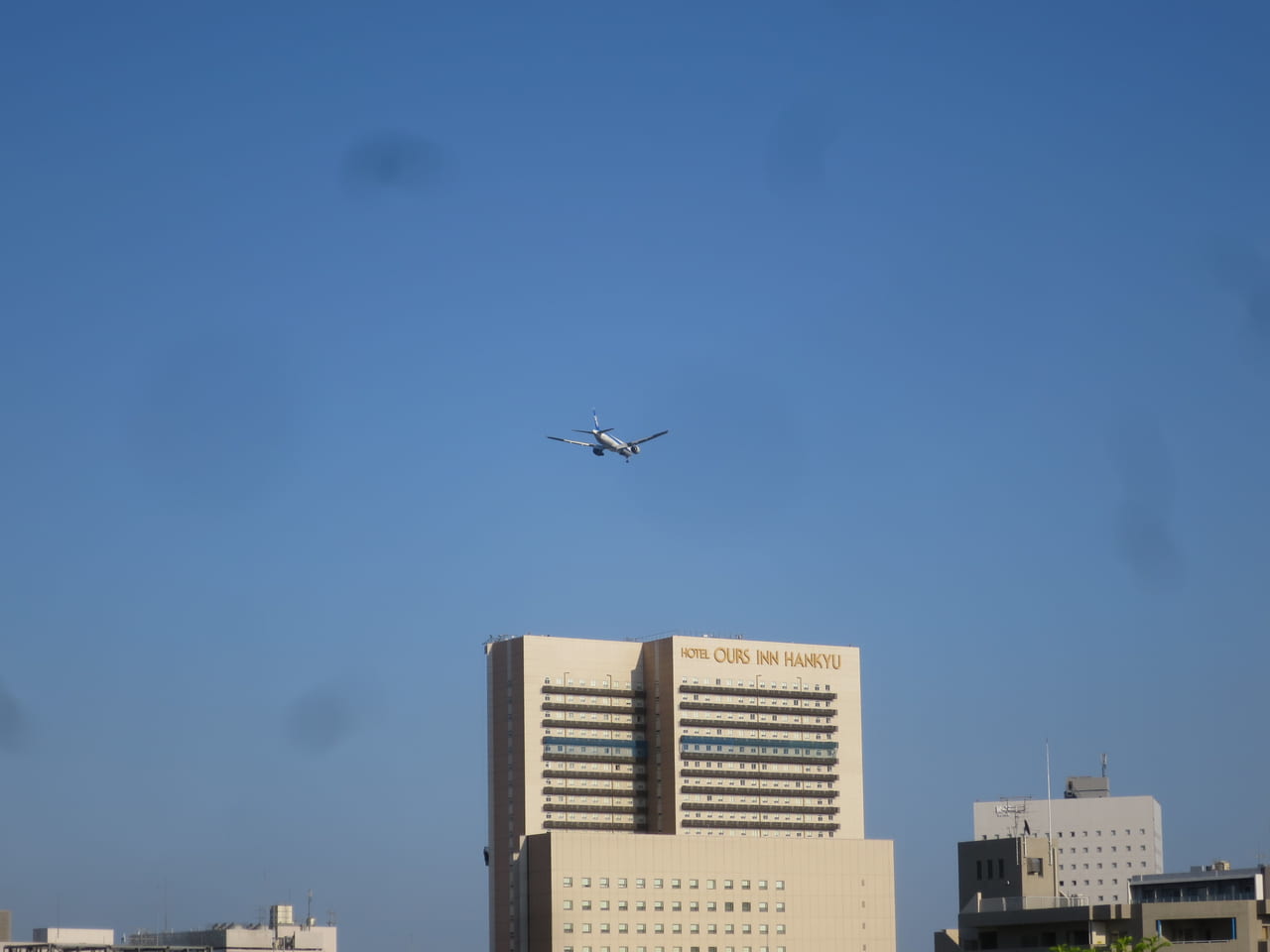 大井町駅上空を通過する飛行機